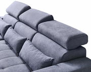 Detailansicht einer grauen Rundecke mit verstellbaren Kopfstützen und mehreren Kissen.