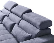 Detailansicht einer grauen Rundecke mit verstellbaren Kopfstützen und mehreren Kissen.