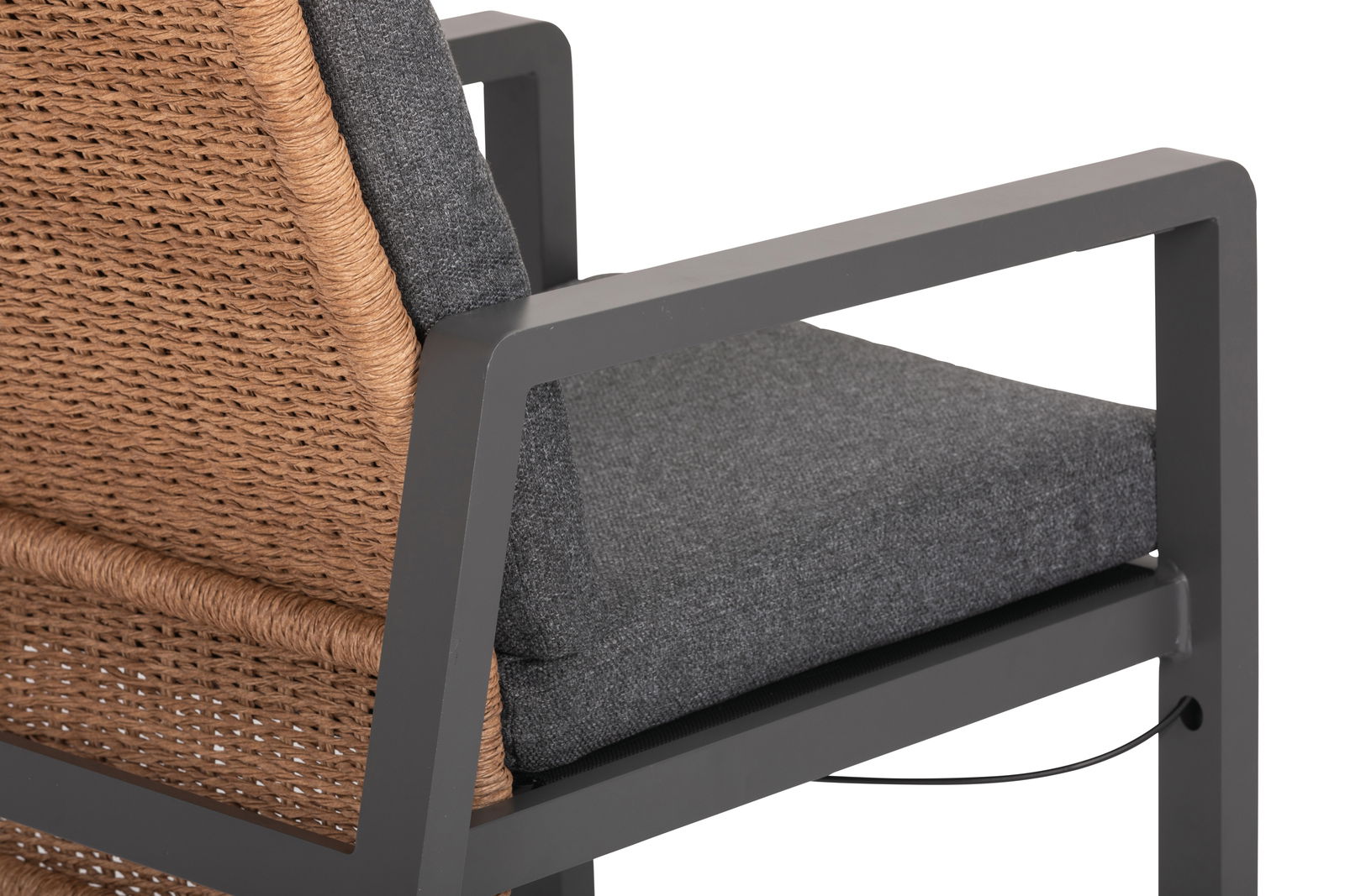 Detailansicht eines Loungesessels mit grauem Metallrahmen, grauem Kissen und geflochtener Rückenlehne aus Naturmaterial.