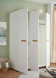 Weißer Kleiderschrank mit drei geöffneten Türen, Holzgriffen und Einlegeböden sowie Kleiderstange, fotografiert in leicht schräger Frontansicht im Raum