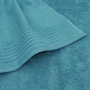 Nahaufnahme eines türkisfarbenen Handtuchs mit dekorativen Streifen am Rand.