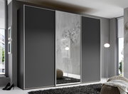 Moderner Schwebetürenschrank in dunklem Grau mit Spiegel in einem stilvollen Raum, seitliche Perspektive.
