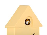 Gele wandklok in de vorm van een huis met koekoek, zijaanzicht