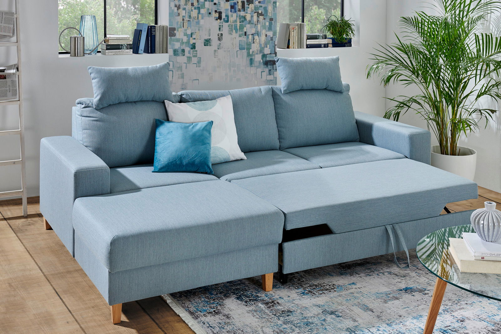 Blaue Eckcouch mit Kissen in einem modernen Wohnzimmer, seitliche Perspektive
