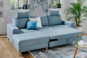 Blauwe hoekbank met kussens in een moderne woonkamer, zijaanzicht