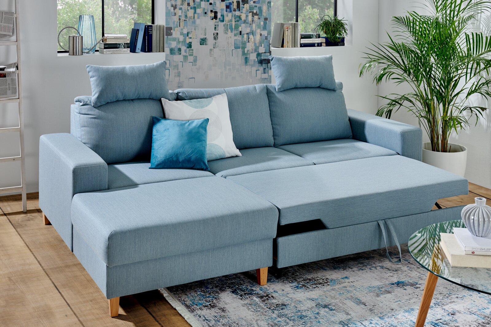 Blauwe hoekbank met kussens in een moderne woonkamer, zijaanzicht