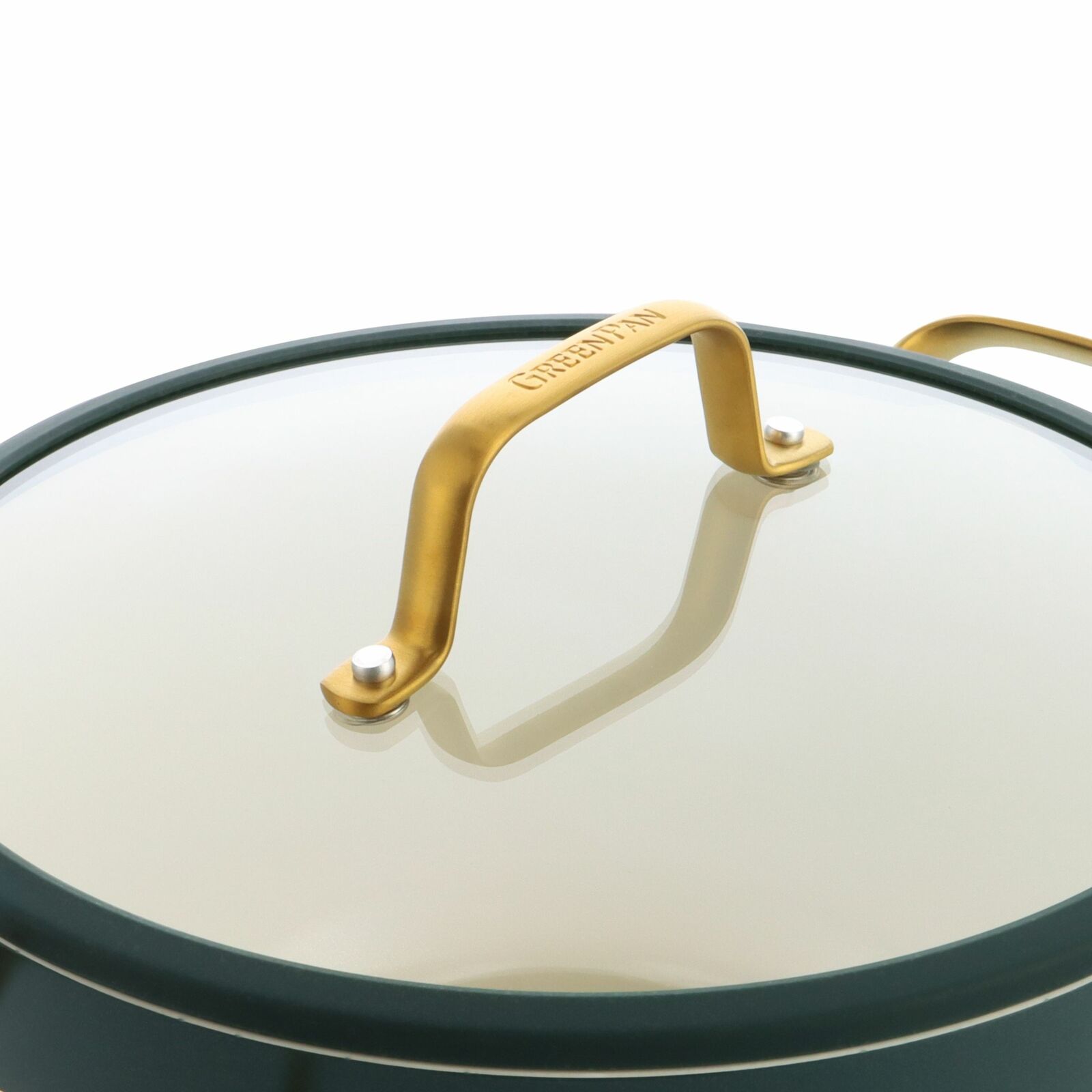 Nahaufnahme eines Topfdeckels mit goldfarbenem Griff und Glasoberfläche, seitliche Perspektive