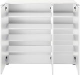 Weiße Garderobenkombination mit offenen Türen, frontal betrachtet, zeigt mehrere Regalböden.