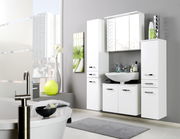 Moderner weißer Midischrank in einem stilvollen Badezimmer, seitliche Perspektive