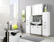 Moderner weißer Midischrank in einem stilvollen Badezimmer, seitliche Perspektive