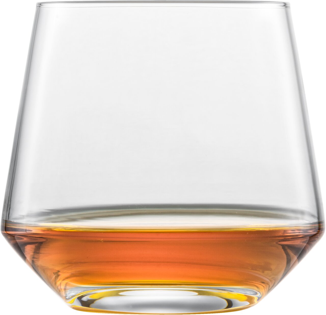 Whiskyglas Pure, frontal fotografiert, mit einem Hauch von Whisky am Boden.