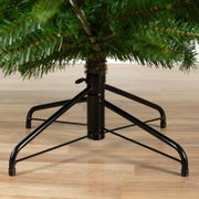 Nahaufnahme aus frontaler Perspektive auf den stabilen schwarzen Metallständer eines künstlichen Weihnachtsbaums mit ausladenden Standfüßen und Feststellschraube
