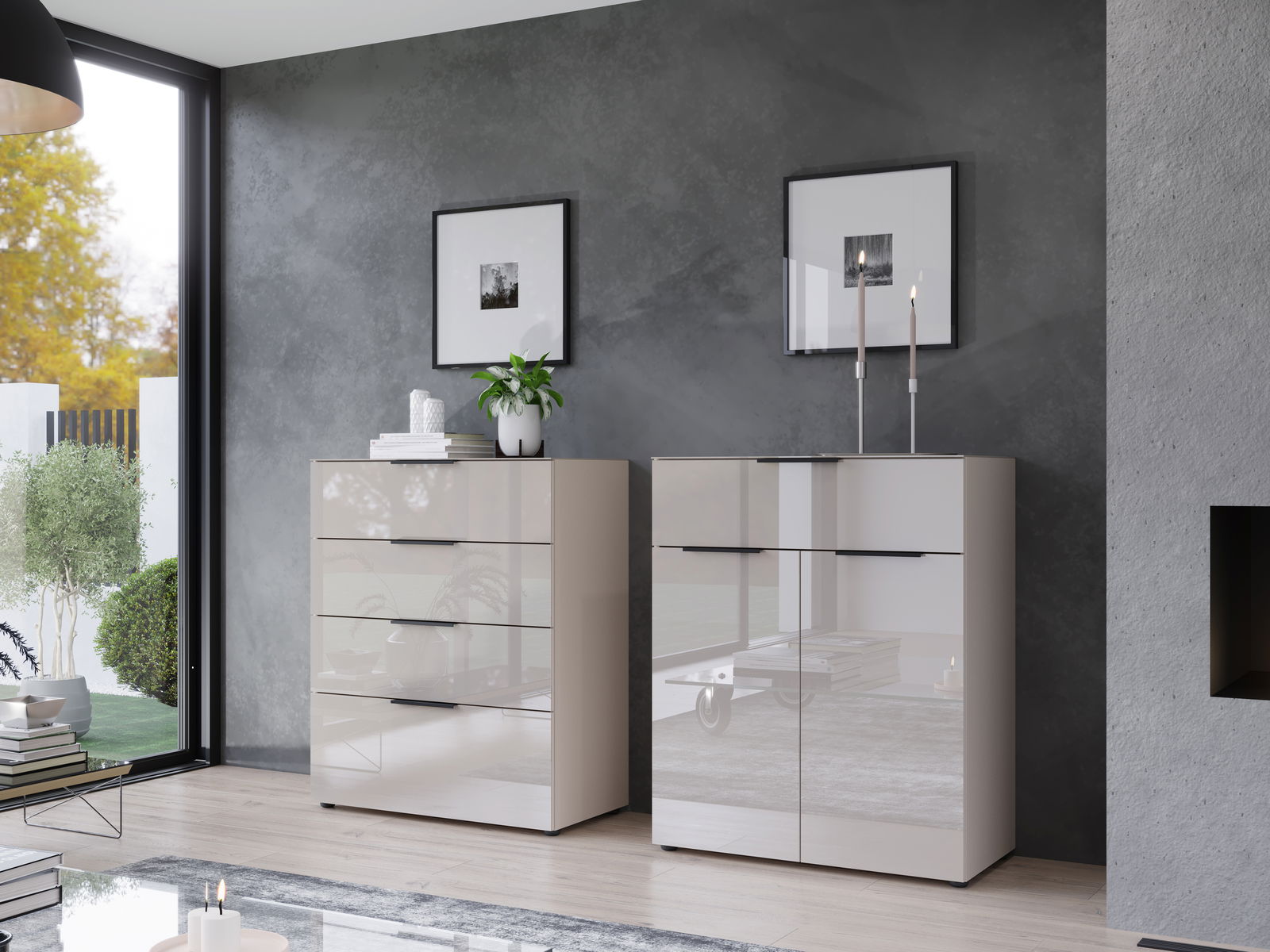 Zwei moderne, glänzende Kommoden in einem stilvollen Wohnzimmer mit großen Fenstern, von vorne betrachtet.