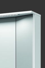 Moderner Badezimmerschrank mit Spiegeltüren, seitliche Perspektive