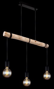 Hängeleuchte mit drei Glühbirnen, die an einem rustikalen Holzstab hängen, seitliche Perspektive