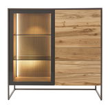 Frontansicht eines modernen Highboards mit einer Kombination aus Holz und Glas, beleuchtetem Innenraum und Metallrahmen.