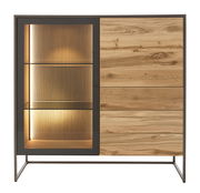 Frontansicht eines modernen Highboards mit einer Kombination aus Holz und Glas, beleuchtetem Innenraum und Metallrahmen.