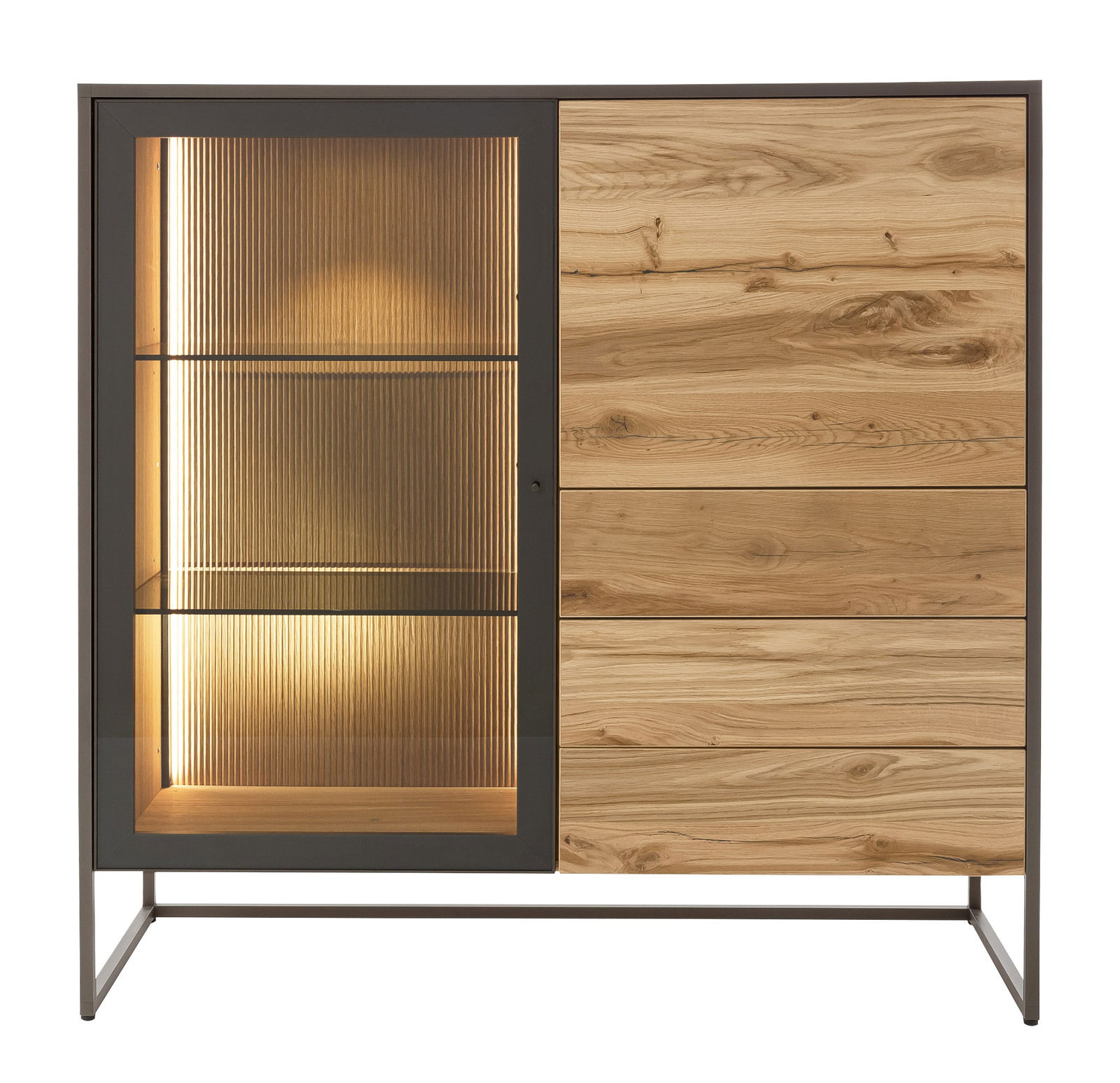 Frontansicht eines modernen Highboards mit einer Kombination aus Holz und Glas, beleuchtetem Innenraum und Metallrahmen.
