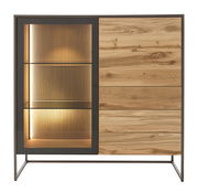 Frontansicht eines modernen Highboards mit einer Kombination aus Holz und Glas, beleuchtetem Innenraum und Metallrahmen.