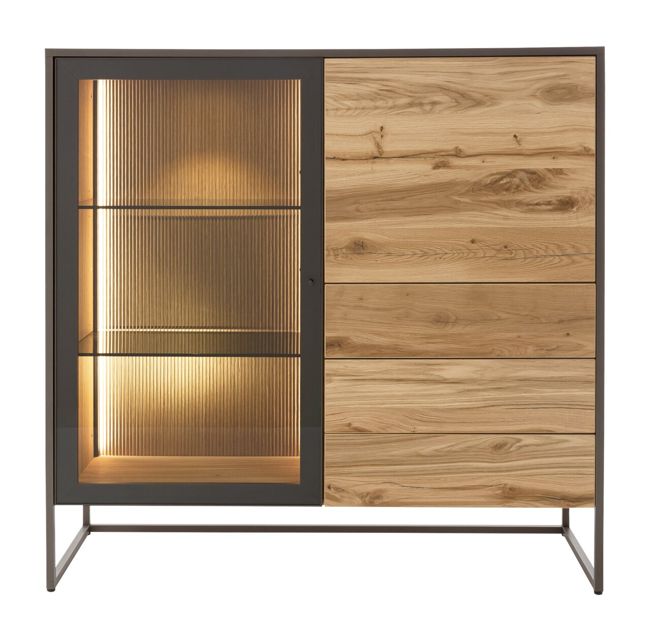 Venjakob Highboard TAGENA Frontansicht eines modernen Highboards mit einer Kombination aus Holz und Glas, beleuchtetem Innenraum und Metallrahmen.