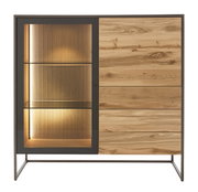 Vooraanzicht van een modern hoogkast met een combinatie van hout en glas, een verlichte binnenruimte en een metalen frame.
