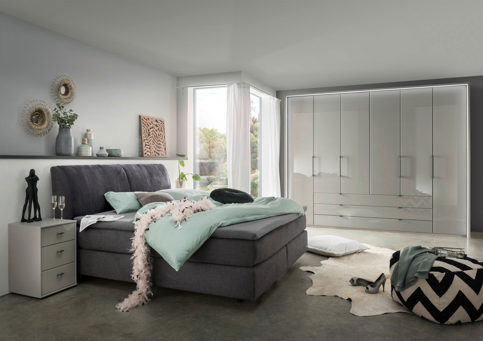 Sechstüriger Drehtürenschrank in einem modernen Schlafzimmer, frontal betrachtet.