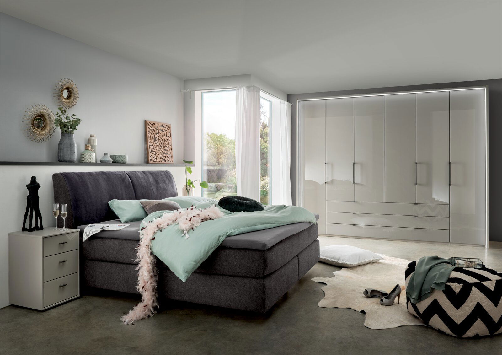 Sechstüriger Drehtürenschrank in einem modernen Schlafzimmer, frontal betrachtet.