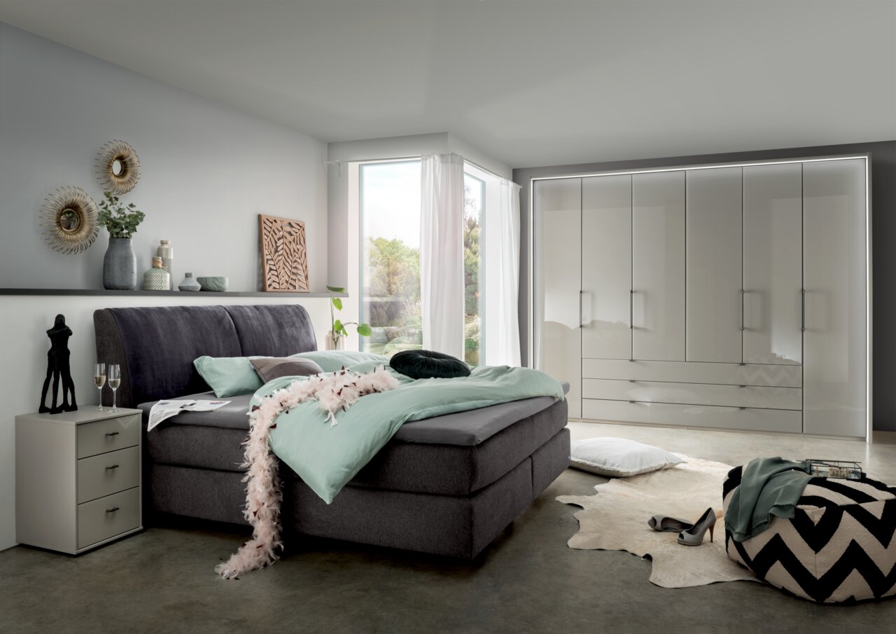 Sechstüriger Drehtürenschrank in einem modernen Schlafzimmer, frontal betrachtet.