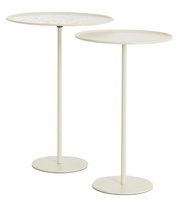 Zwei weiße Beistelltische mit runden Tischplatten und schlanken, hohen Beinen, seitliche Perspektive