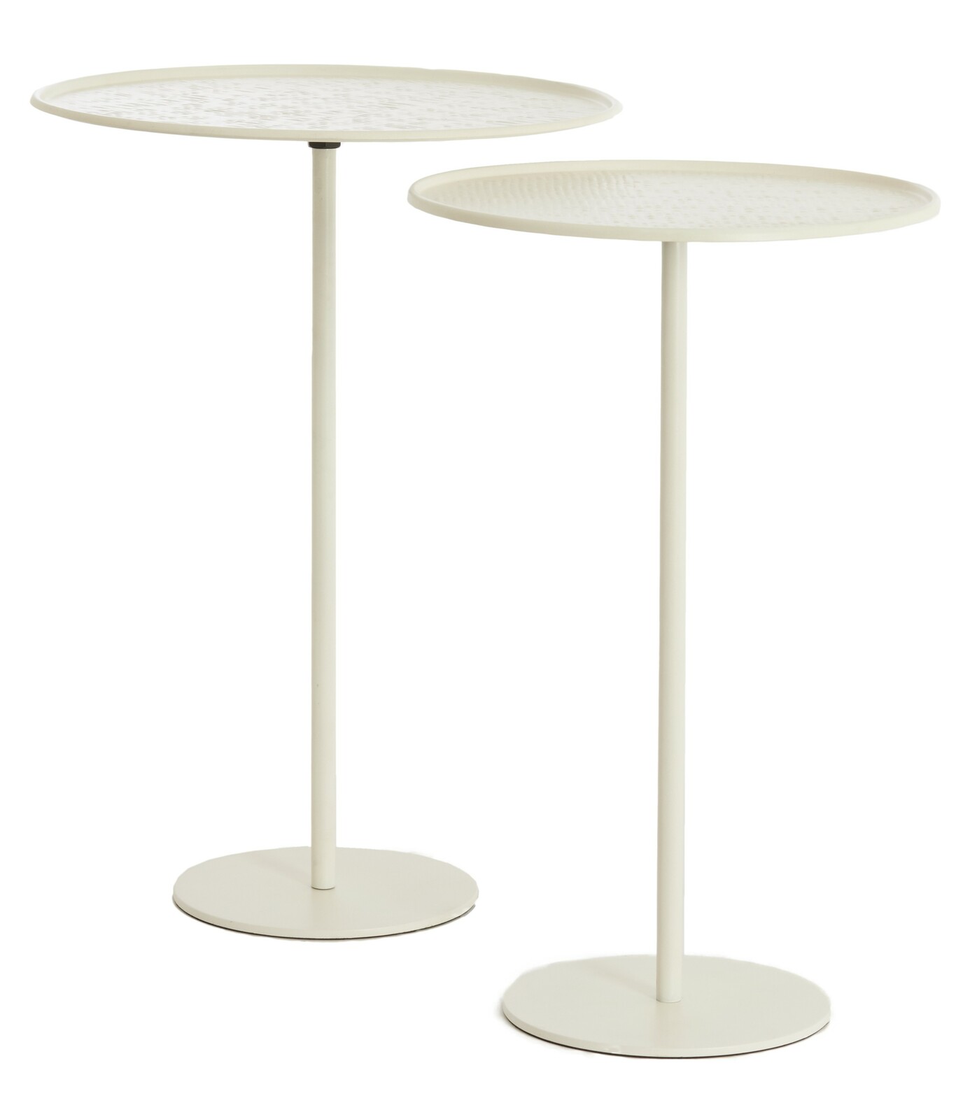 Zwei weiße Beistelltische mit runden Tischplatten und schlanken, hohen Beinen, seitliche Perspektive