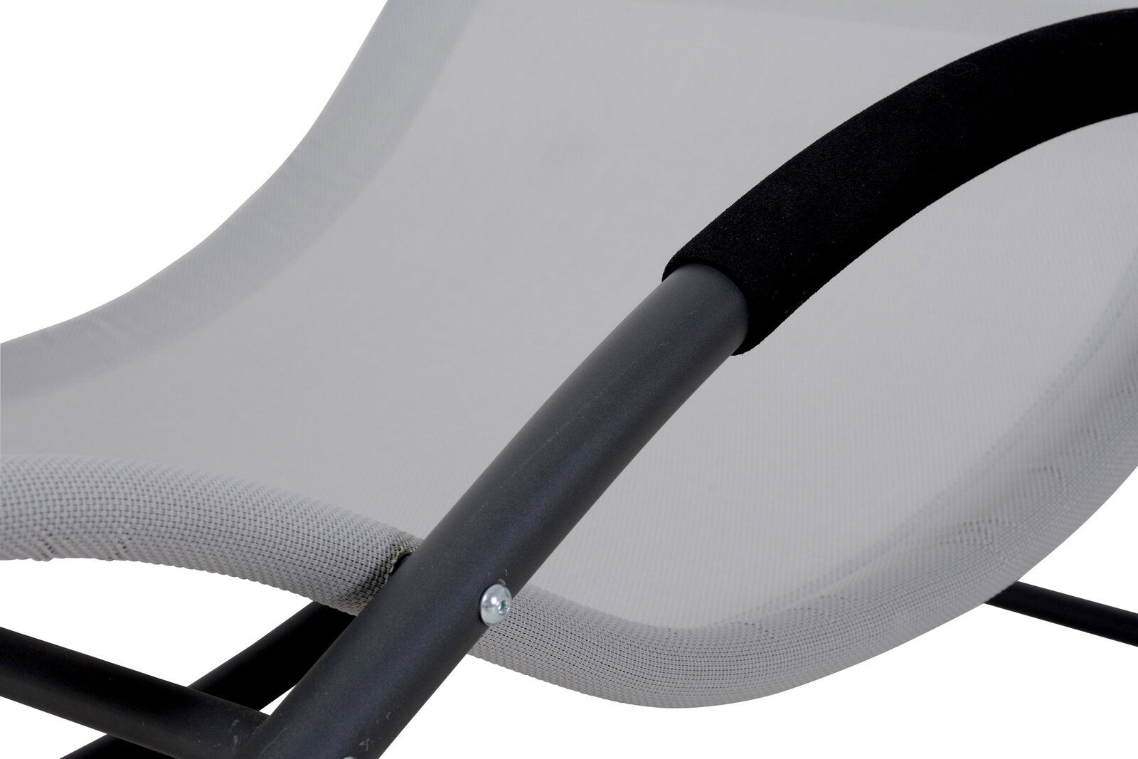 Nahaufnahme einer Schaukelliege mit grauem Stoff und schwarzem Metallrahmen, seitliche Perspektive.