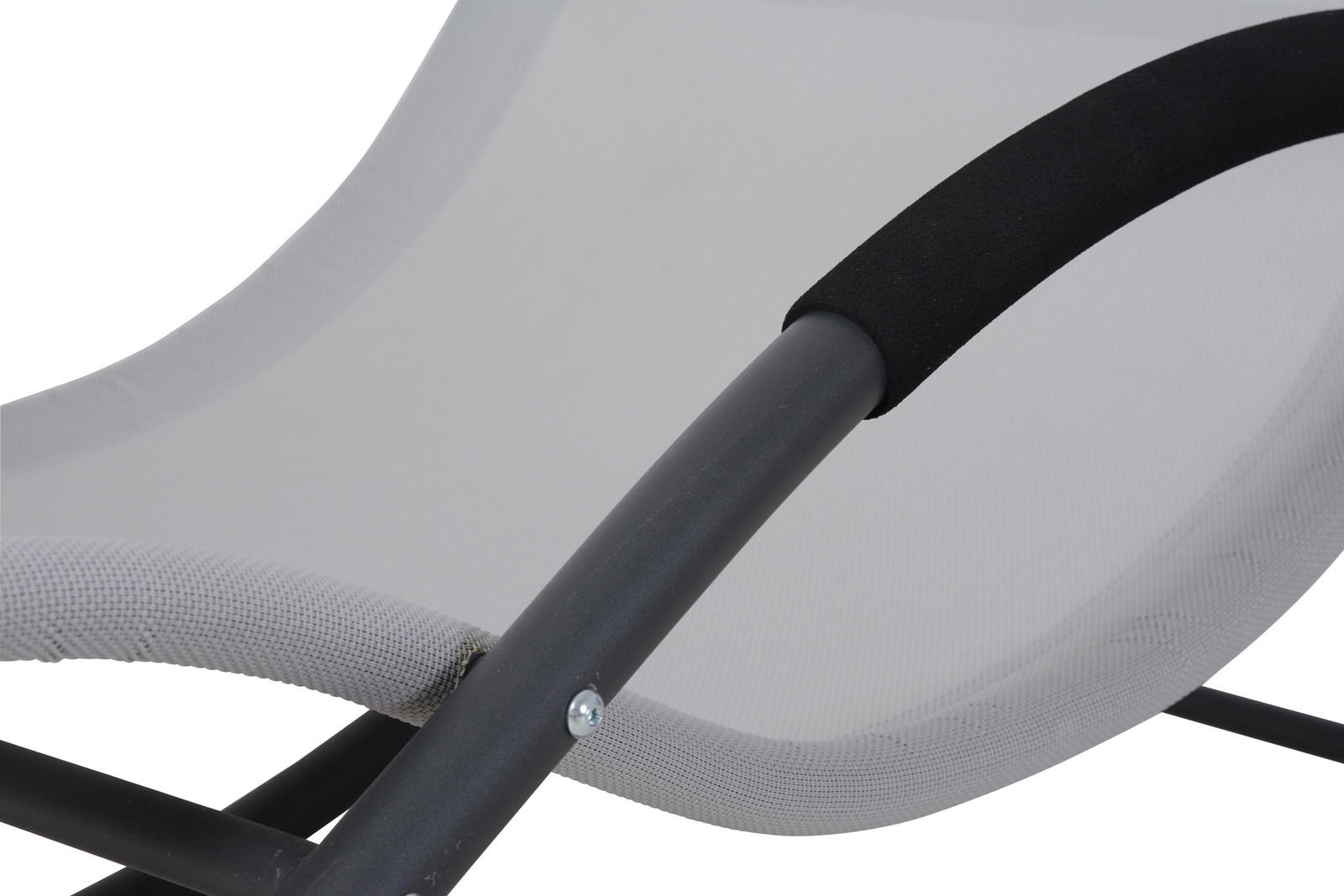 Nahaufnahme einer Schaukelliege mit grauem Stoff und schwarzem Metallrahmen, seitliche Perspektive.