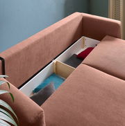 Funktionssofa mit geöffneter Stauraumfunktion, seitliche Perspektive