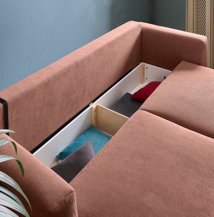 Funktionssofa mit geöffneter Stauraumfunktion, seitliche Perspektive