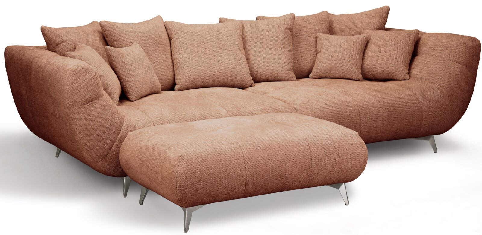 Großes, modern gepolstertes Ecksofa in warmem Terrakotta-Stoff mit vielen Rückenkissen und Ottomane/Longchair, auf Metallfüßen, Ansicht schräg von vorn links