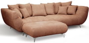 Großes, modern gepolstertes Ecksofa in warmem Terrakotta-Stoff mit vielen Rückenkissen und Ottomane/Longchair, auf Metallfüßen, Ansicht schräg von vorn links