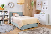 Gemütliches Boxbett 120 in einem modernen Schlafzimmer, seitliche Perspektive