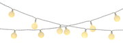 Lichterkette mit kugelförmigen, warmweißen LED-Lampen, perspektivisch von vorne fotografiert.