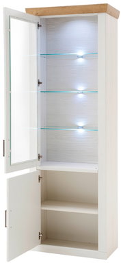 Hoher weißer Vitrinenschrank mit Holzplatte, geöffneter Glastür oben und geöffneter Tür unten, Glasböden und LED-Beleuchtung im oberen Fach, Frontansicht leicht schräg von links