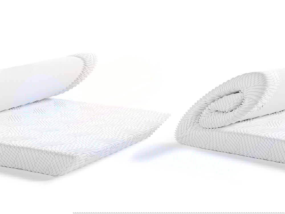 Weißer, aufgerollter Matratzentopper mit weichem Bezug