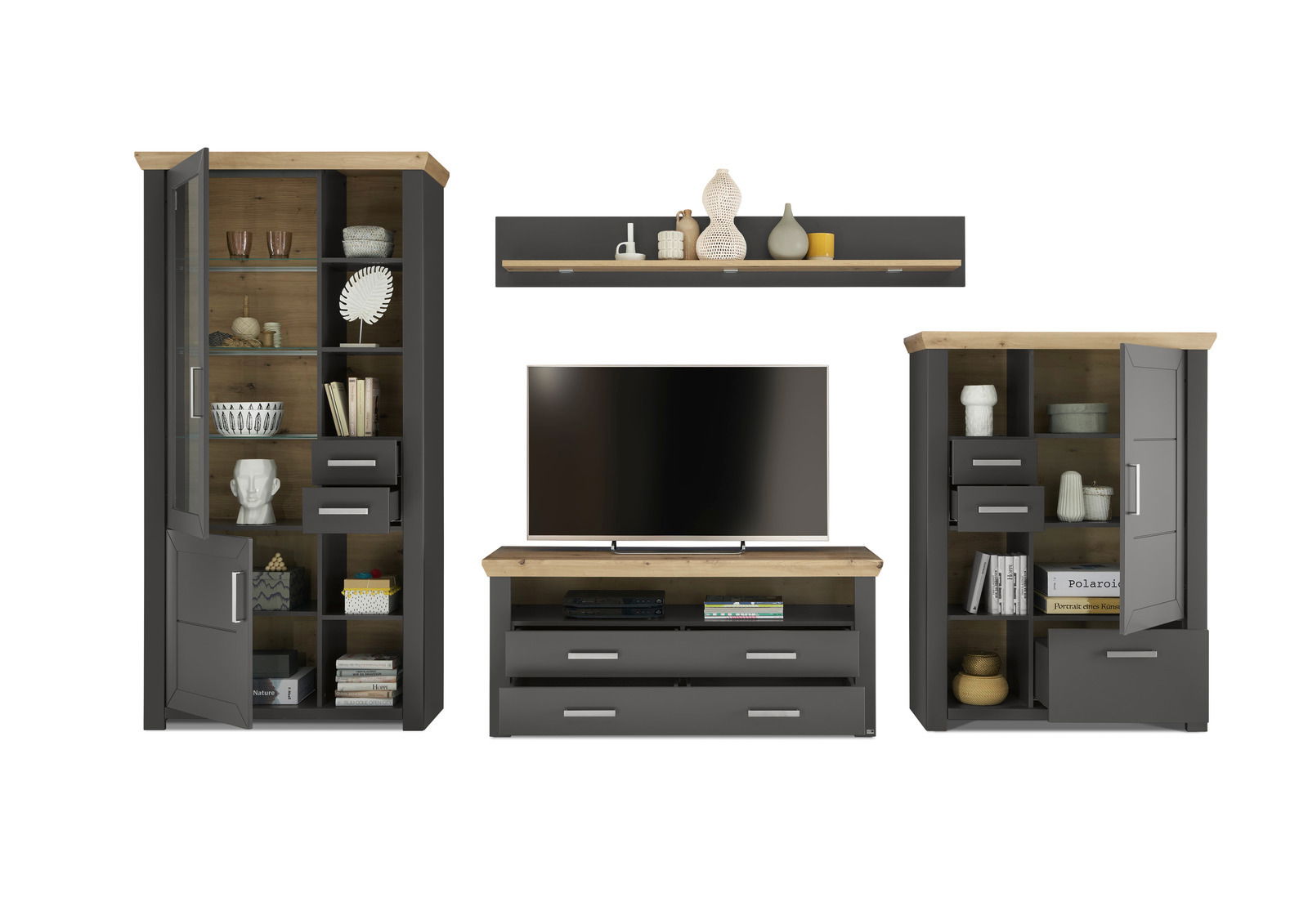 Wohnwand in moderner Perspektive mit dunklen Schränken, Holzdetails und integriertem TV-Bereich.