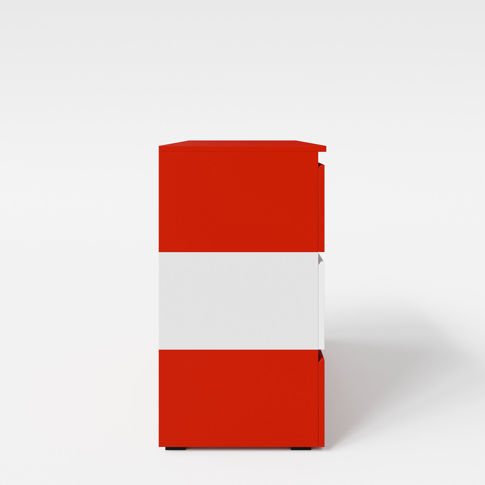 Rot-weißes, rechteckiges Produkt/Verpackungsobjekt mit glatten Flächen vor hellem Hintergrund, Seitenansicht von rechts (Profilansicht)