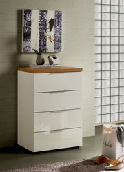 Moderne Schubkastenkommode mit weißer Hochglanzfront und Holzplatte, seitliche Perspektive