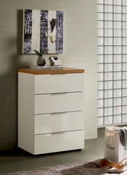 Moderne Schubkastenkommode mit weißer Hochglanzfront und Holzplatte, seitliche Perspektive