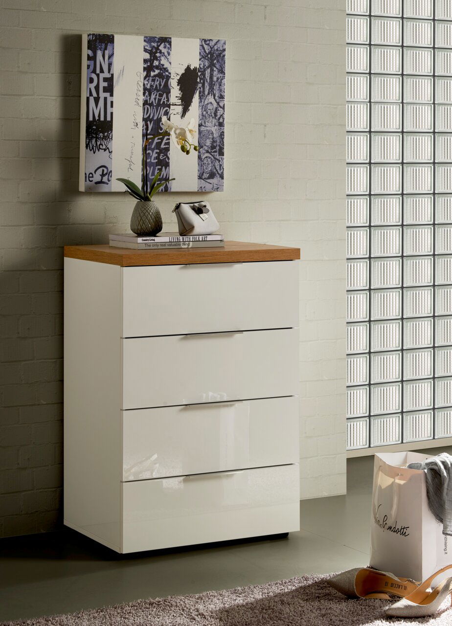 Moderne Schubkastenkommode mit weißer Hochglanzfront und Holzplatte, seitliche Perspektive