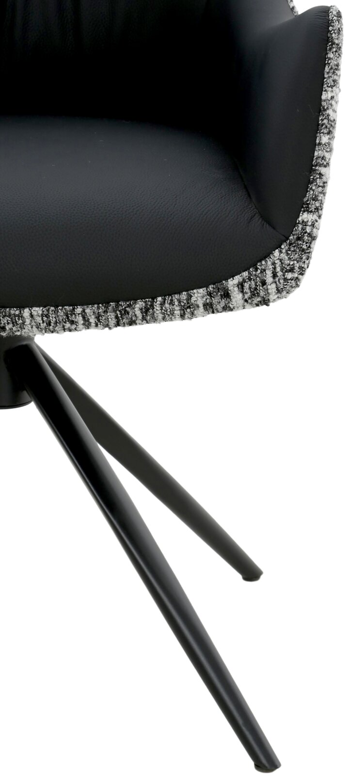 Close-up van een moderne fauteuil met een zwarte zitting en een rand met patroon, gezien vanaf de zijkant