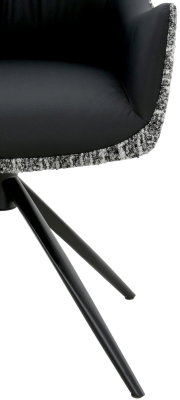 Close-up van een moderne fauteuil met een zwarte zitting en een rand met patroon, gezien vanaf de zijkant