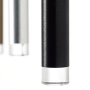 Nahaufnahme von zylindrischen LED-Leuchten in verschiedenen Farben, mit einer klaren unteren Kante, aus seitlicher Perspektive.