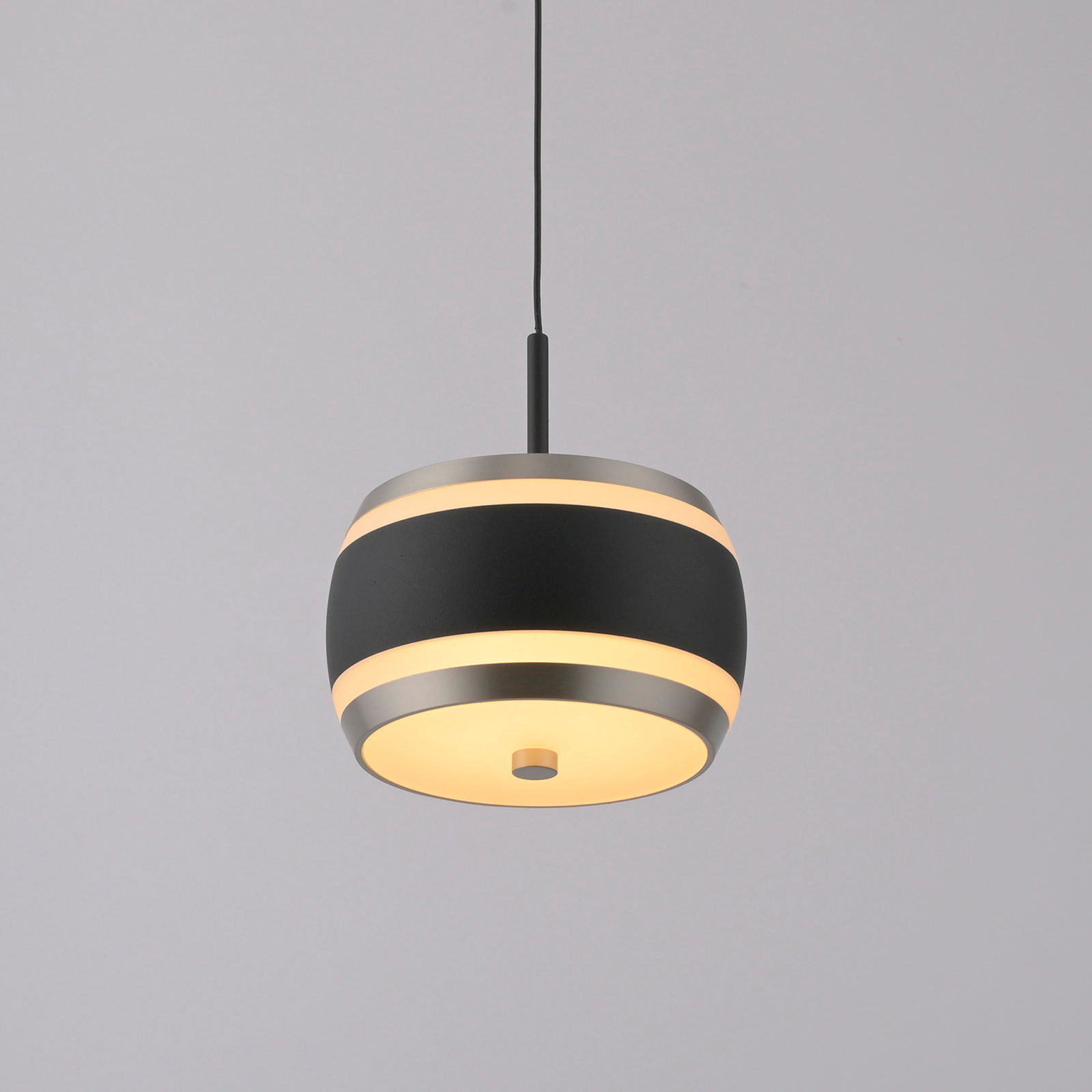Moderne LED-Pendelleuchte mit schwarzem und silbernem Design, seitliche Perspektive