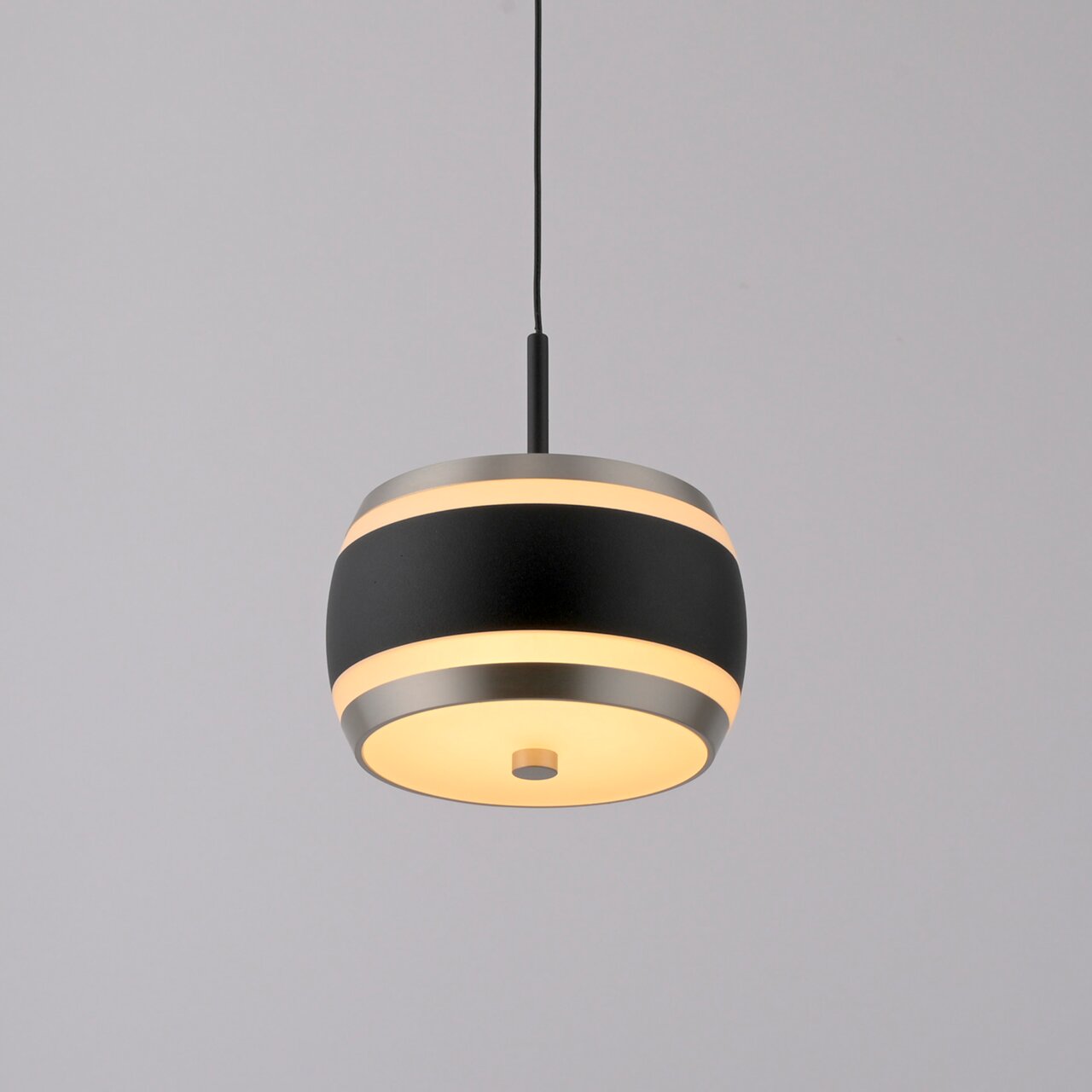 Moderne LED-Pendelleuchte mit schwarzem und silbernem Design, seitliche Perspektive